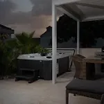 Suartini Pool Or Jakuzzi *
