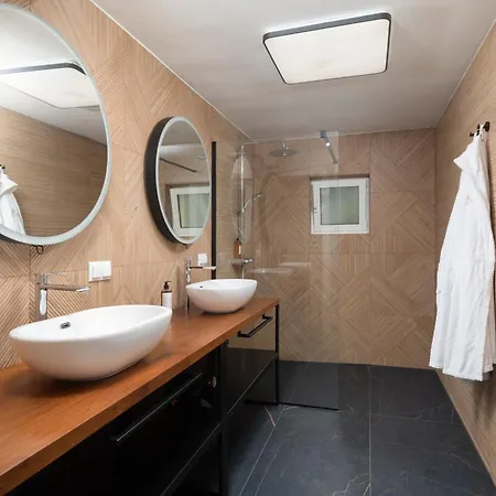 Suartini Pool Or Jakuzzi