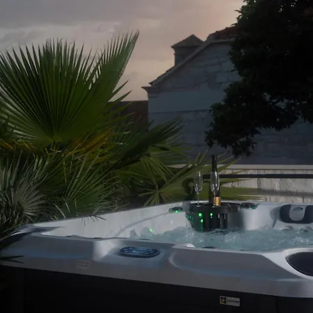Suartini Pool Or Jakuzzi