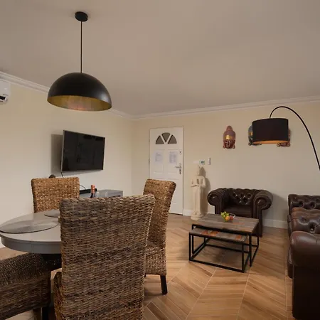 Suartini Pool Or Jakuzzi Apartment