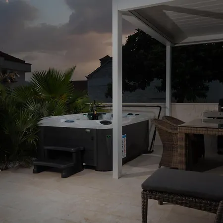 Suartini Pool Or Jakuzzi *