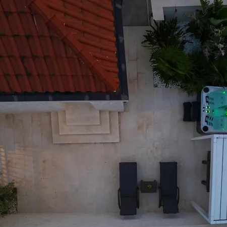 Suartini Pool Or Jakuzzi Apartment Viganj